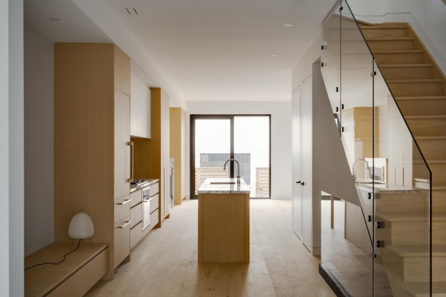 Montrose Sixplex is a minimalist residence located in Toronto, Canada, designed by Gabriel Fain…
